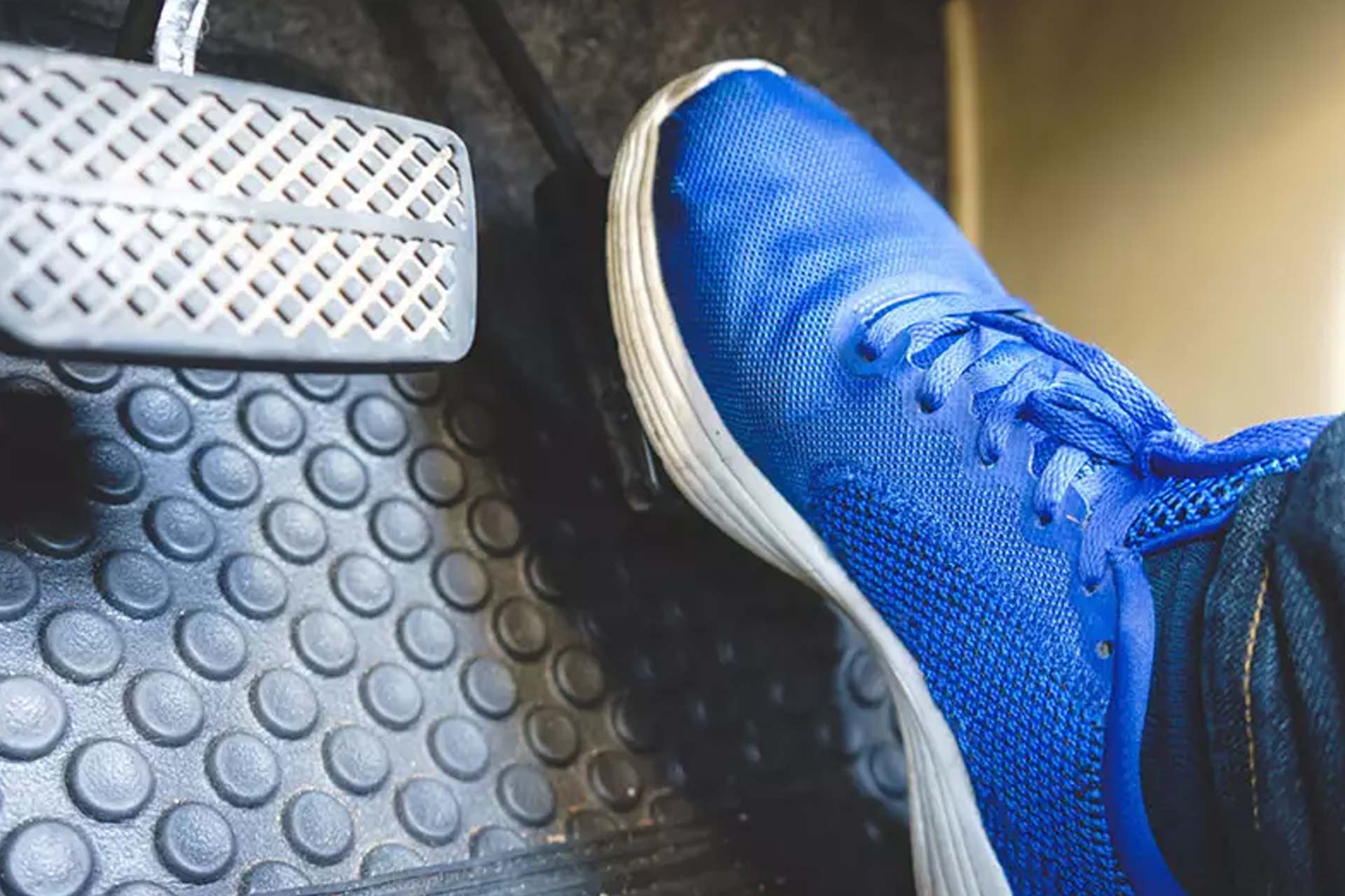 علت گاز نخوردن ماشین و روشن شدن چراغ چک با راه حل