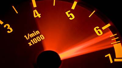 علت بالا پایین شدن دور موتور در حالت درجا چیست و چگونه برطرف می‌شود؟