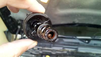 چطور بفهمیم موتور ماشین روغن سوزی دارد؟ علائم، دلایل و راه حل ها